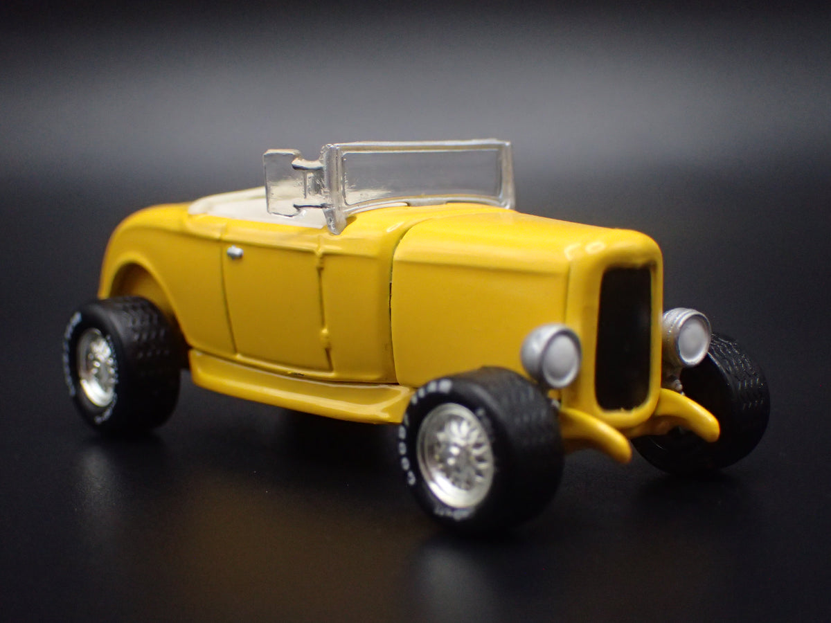 1932 32 FORD ROADSTER HOT ROD YELLOW 1:64 SCALE DIORAMA DIECAST MODEL CAR