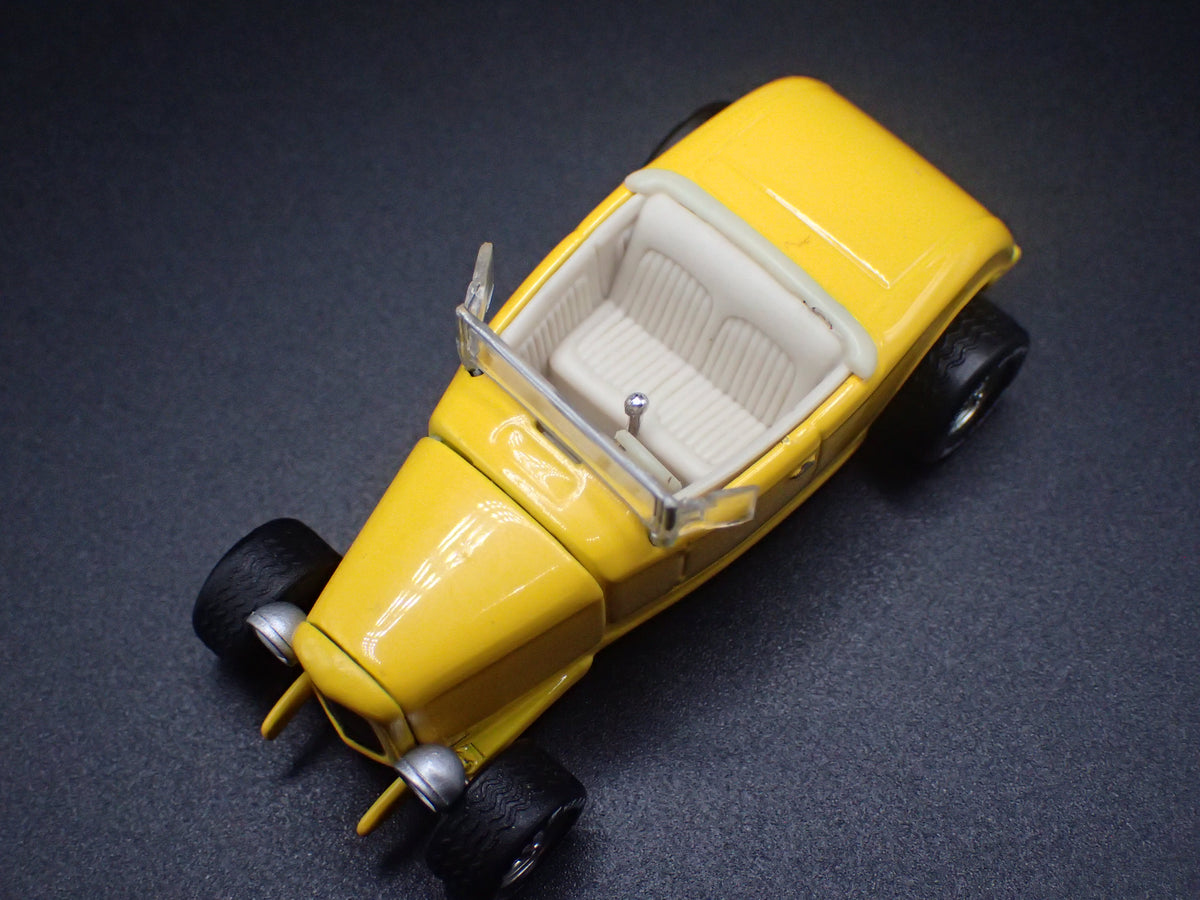 1932 32 FORD ROADSTER HOT ROD YELLOW 1:64 SCALE DIORAMA DIECAST MODEL CAR