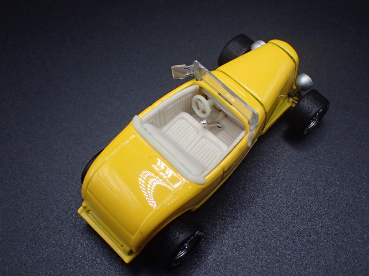 1932 32 FORD ROADSTER HOT ROD YELLOW 1:64 SCALE DIORAMA DIECAST MODEL CAR