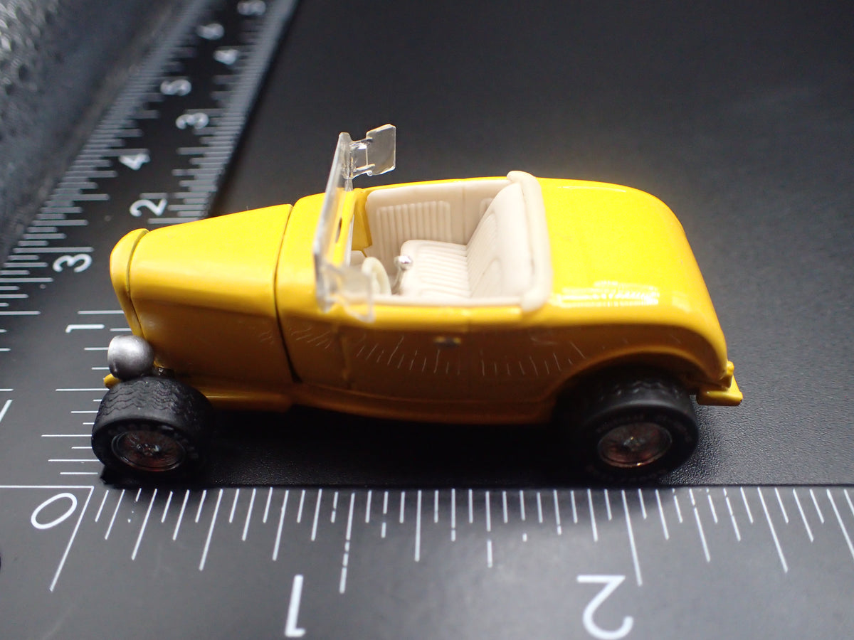 1932 32 FORD ROADSTER HOT ROD YELLOW 1:64 SCALE DIORAMA DIECAST MODEL CAR