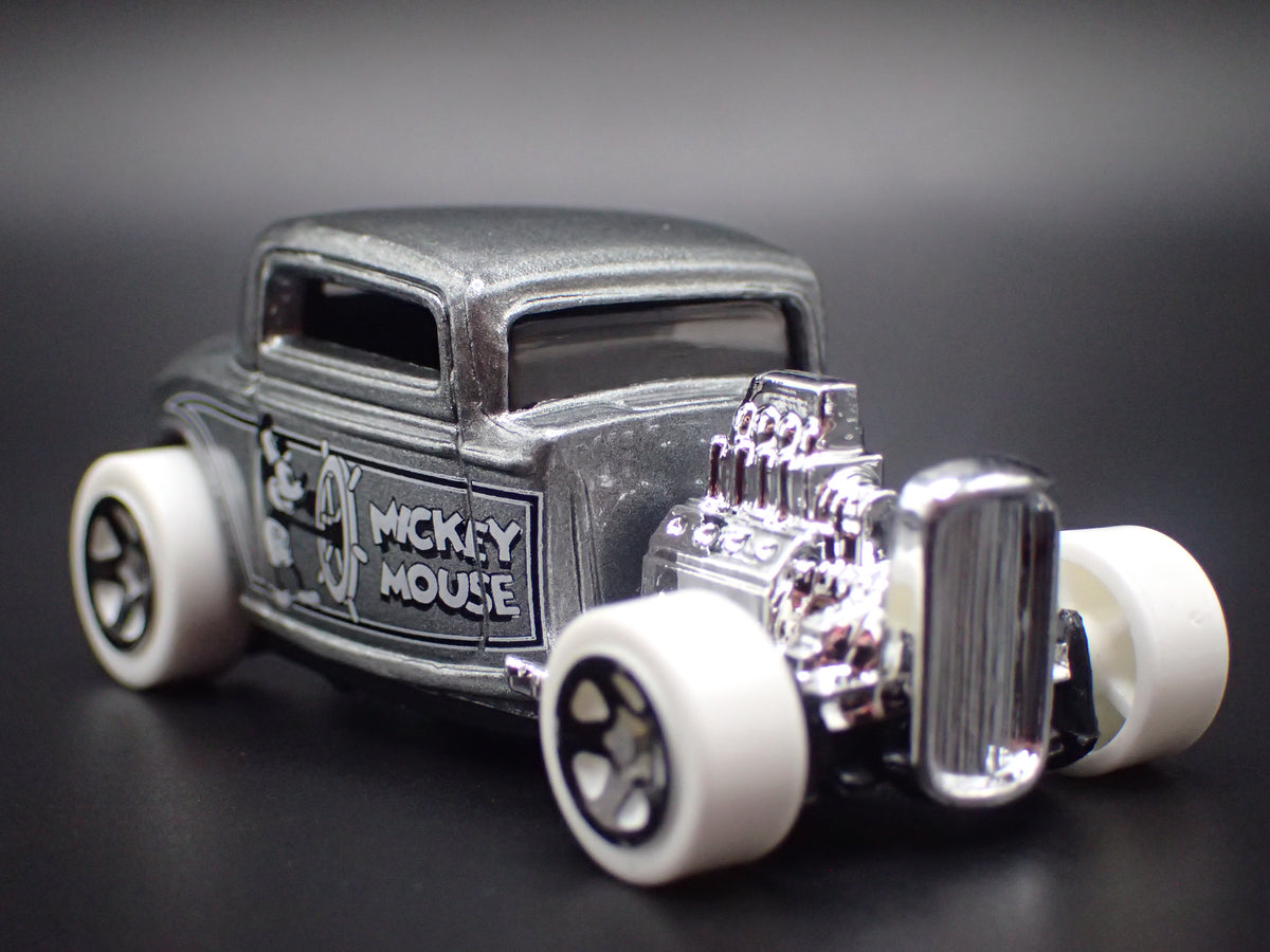 1932 32 FORD COUPE HOT ROD MICKEY MOUSE 1:64 SCALE COLLECTIBLE DIORAMA DIECAST MODEL CAR