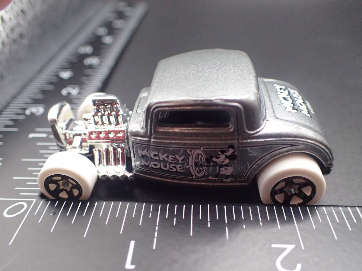 1932 32 FORD COUPE HOT ROD MICKEY MOUSE 1:64 SCALE COLLECTIBLE DIORAMA DIECAST MODEL CAR