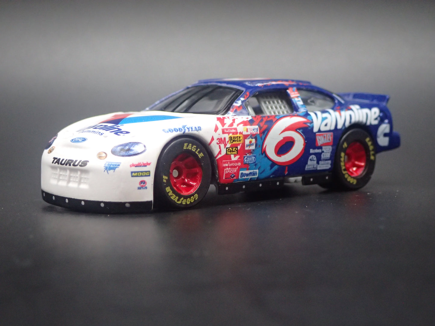 1999 99 FORD TAURUS 6 MARK MARTIN NASCAR 1/64 SCALE DIECAST MODEL CAR