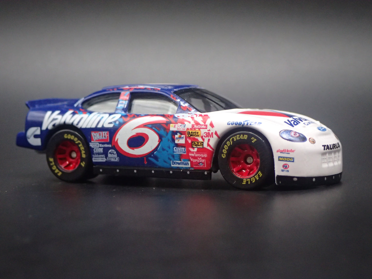 1999 99 FORD TAURUS 6 MARK MARTIN NASCAR 1/64 SCALE DIECAST MODEL CAR