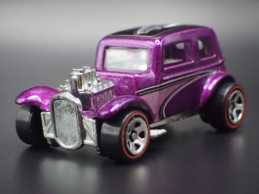 1932 32 FORD VICKY HOT ROD PURPLE 1:64 SCALE COLLECTIBLE DIORAMA DIECAST MODEL CAR-Burning Rubber Toy Company