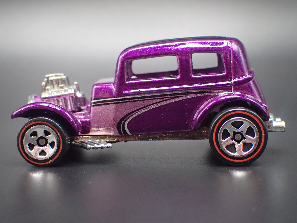 1932 32 FORD VICKY HOT ROD PURPLE 1:64 SCALE COLLECTIBLE DIORAMA DIECAST MODEL CAR
