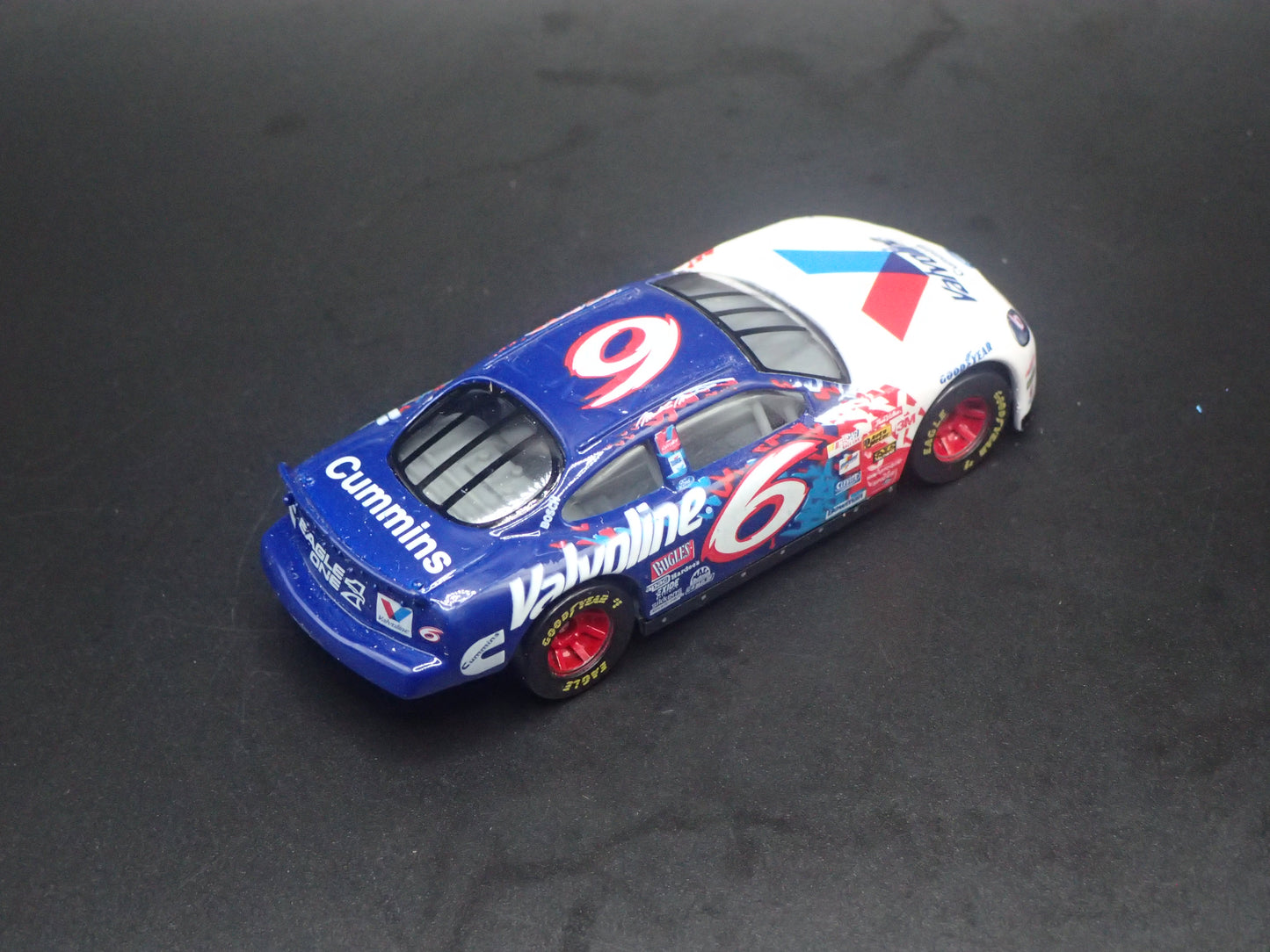 1999 99 FORD TAURUS 6 MARK MARTIN NASCAR 1/64 SCALE DIECAST MODEL CAR