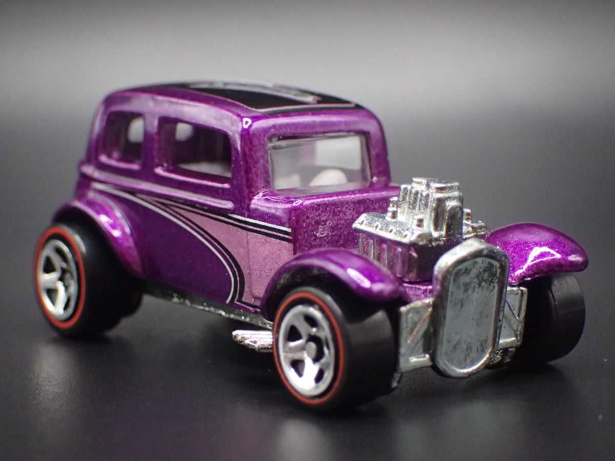 1932 32 FORD VICKY HOT ROD PURPLE 1:64 SCALE COLLECTIBLE DIORAMA DIECAST MODEL CAR
