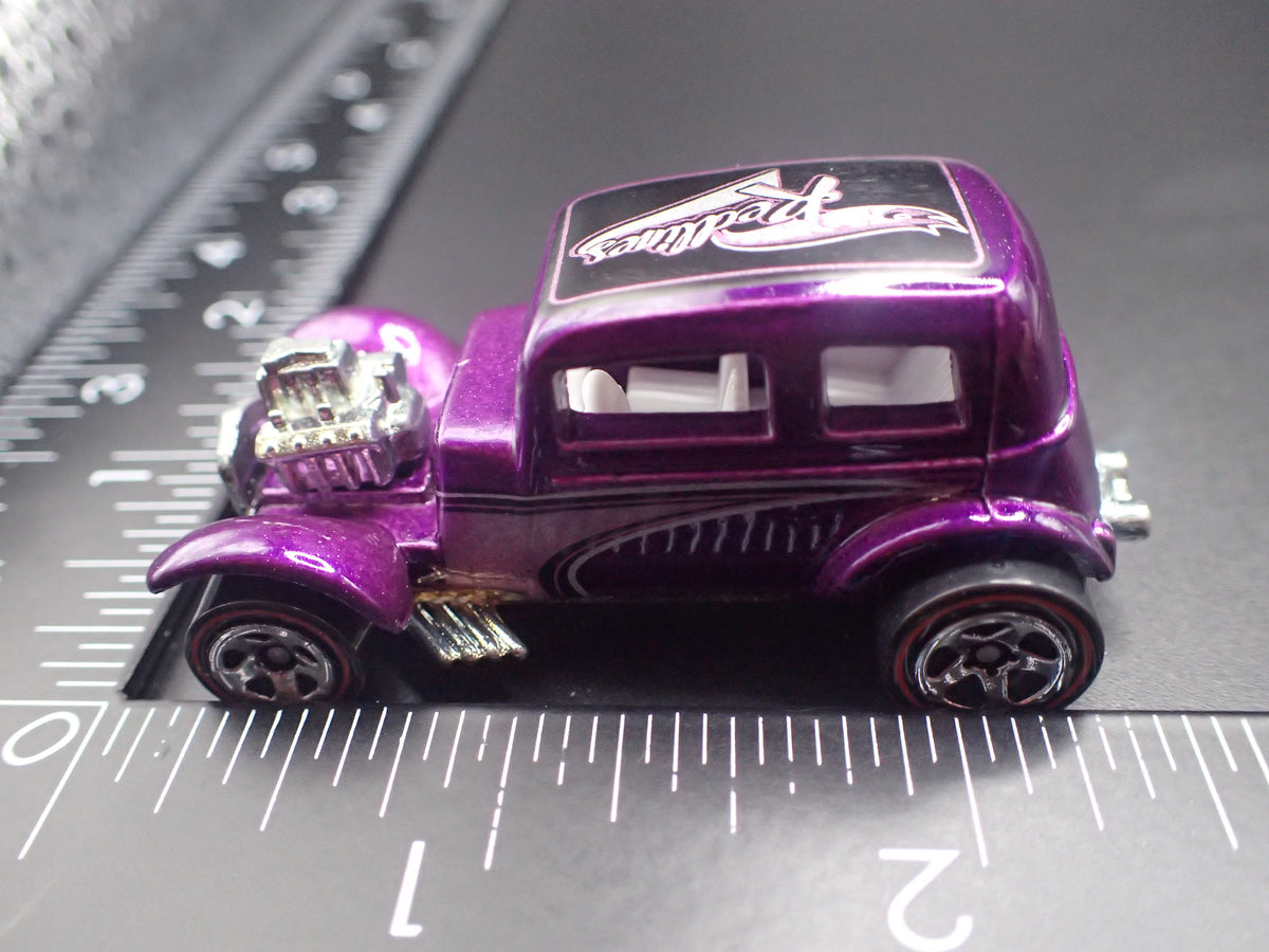 1932 32 FORD VICKY HOT ROD PURPLE 1:64 SCALE COLLECTIBLE DIORAMA DIECAST MODEL CAR