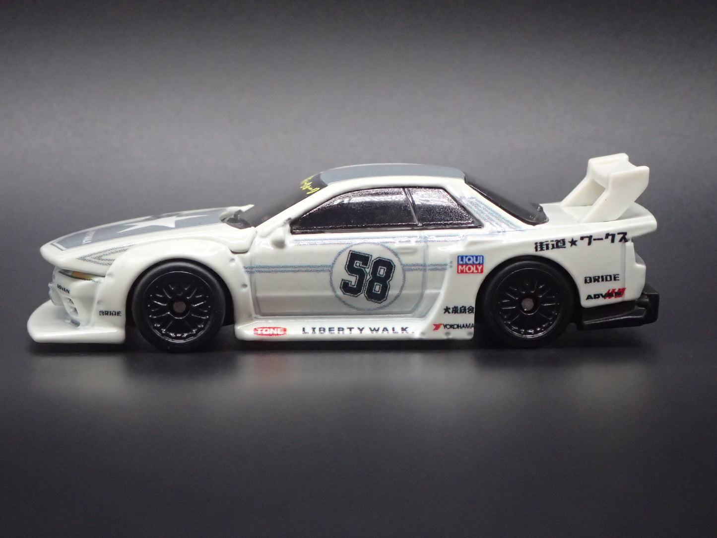 1989-1994 NISSAN SKYLINE GTR R32 LB-KAIDO WORKS 1:64 SCALE DIECAST MODEL CAR