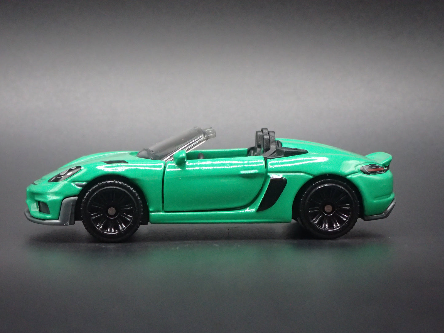 2022-2025 PORSCHE 718 SPYDER RS SUPER CAR 1:64 SCALE DIORAMA DIECAST MODEL CAR