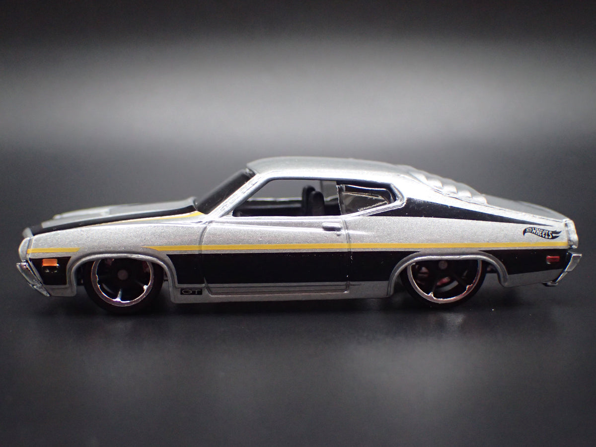 1970 70 FORD TORINO SILVER 1:64 SCALE COLLECTIBLE DIORAMA DIECAST MODEL CAR