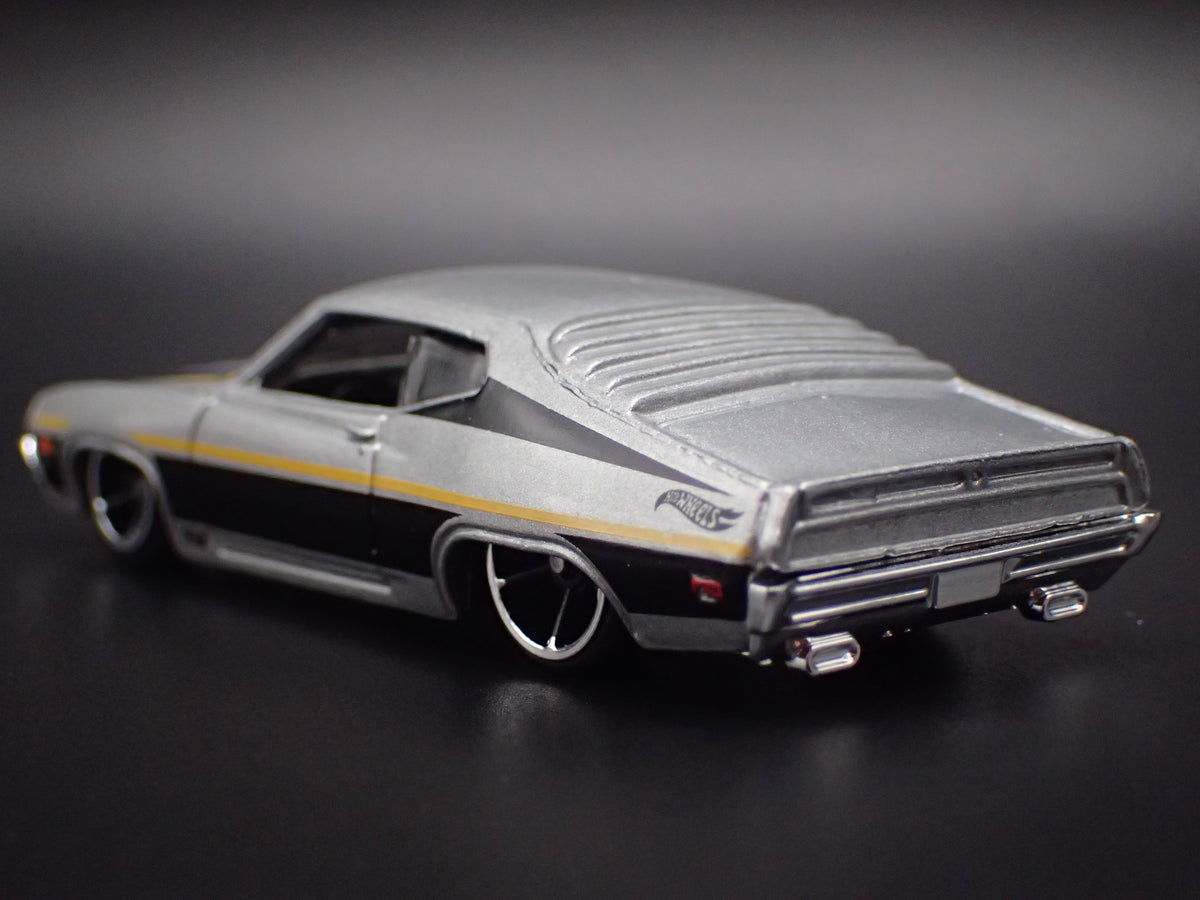 1970 70 FORD TORINO SILVER 1:64 SCALE COLLECTIBLE DIORAMA DIECAST MODEL CAR