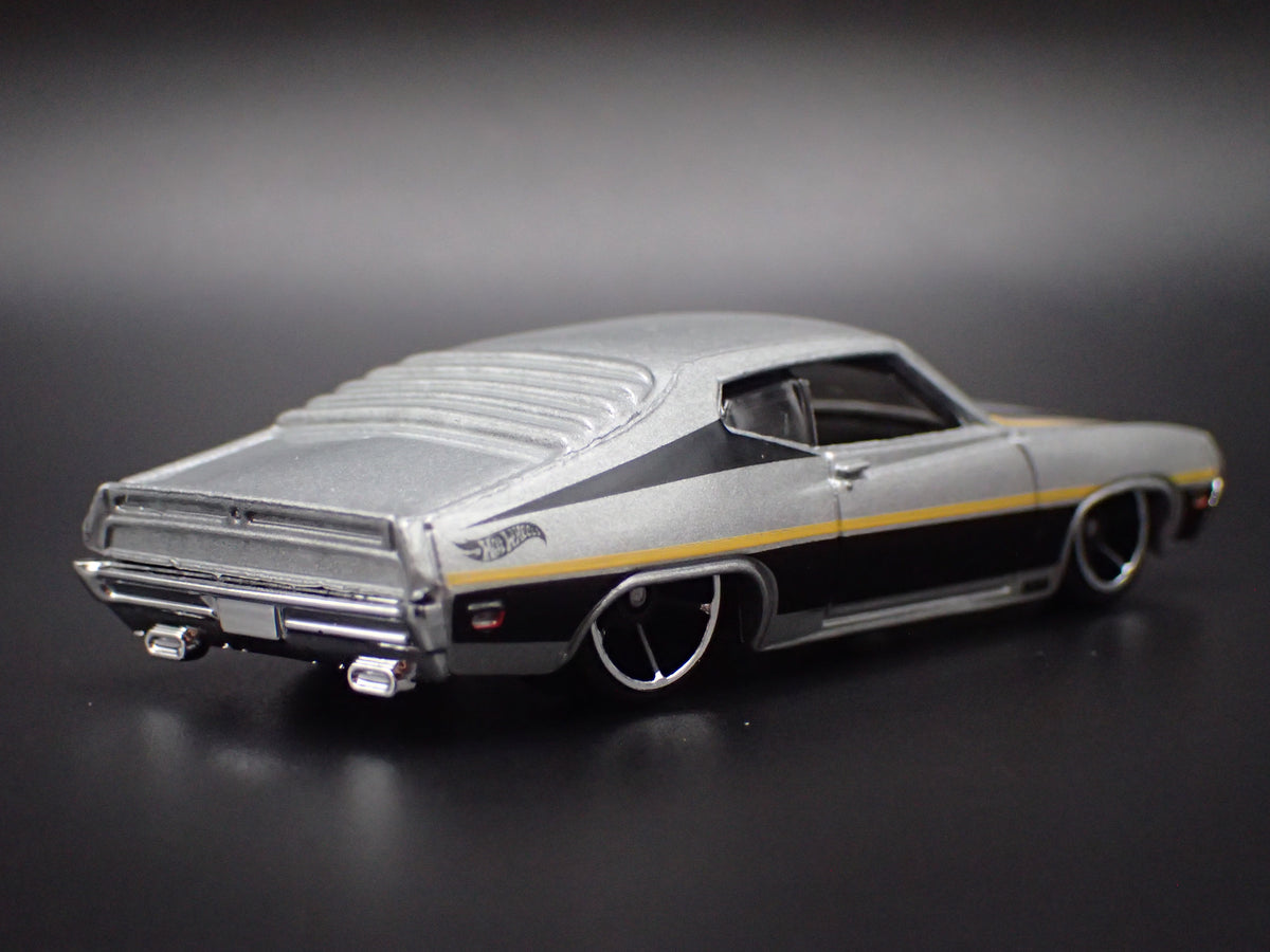 1970 70 FORD TORINO SILVER 1:64 SCALE COLLECTIBLE DIORAMA DIECAST MODEL CAR