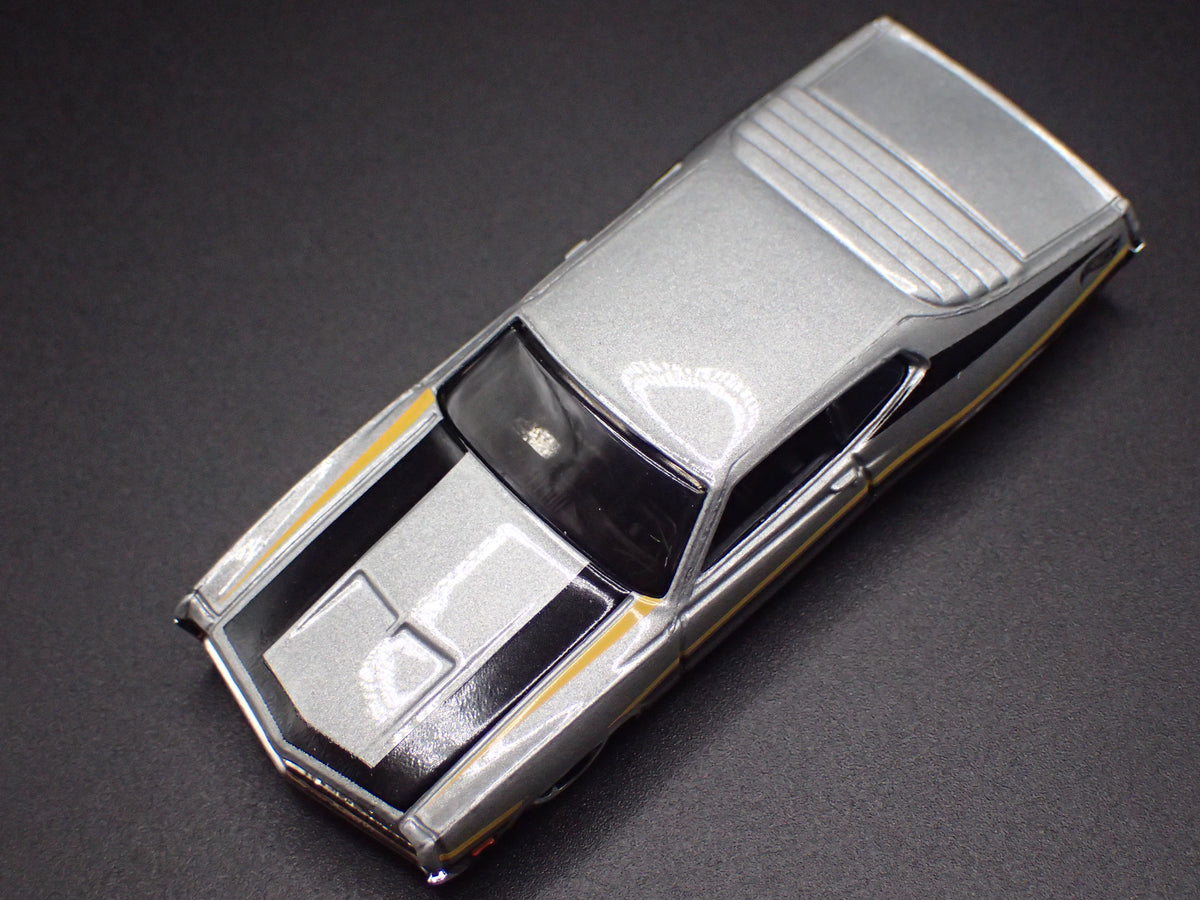 1970 70 FORD TORINO SILVER 1:64 SCALE COLLECTIBLE DIORAMA DIECAST MODEL CAR