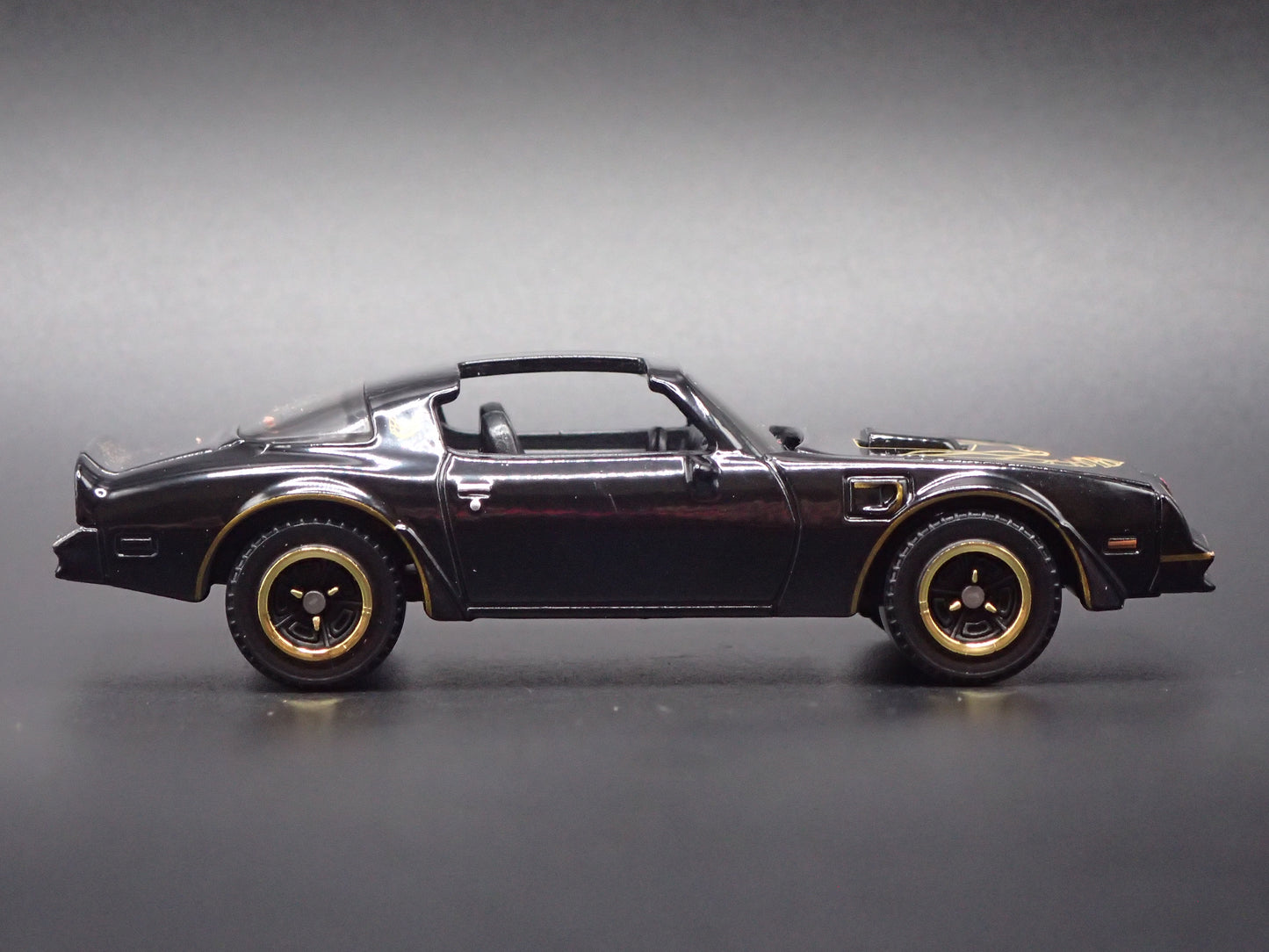 1977 77 PONTIAC FIREBIRD BLACK 1:64 SCALE COLLECTIBLE DIORAMA DIECAST MODEL CAR