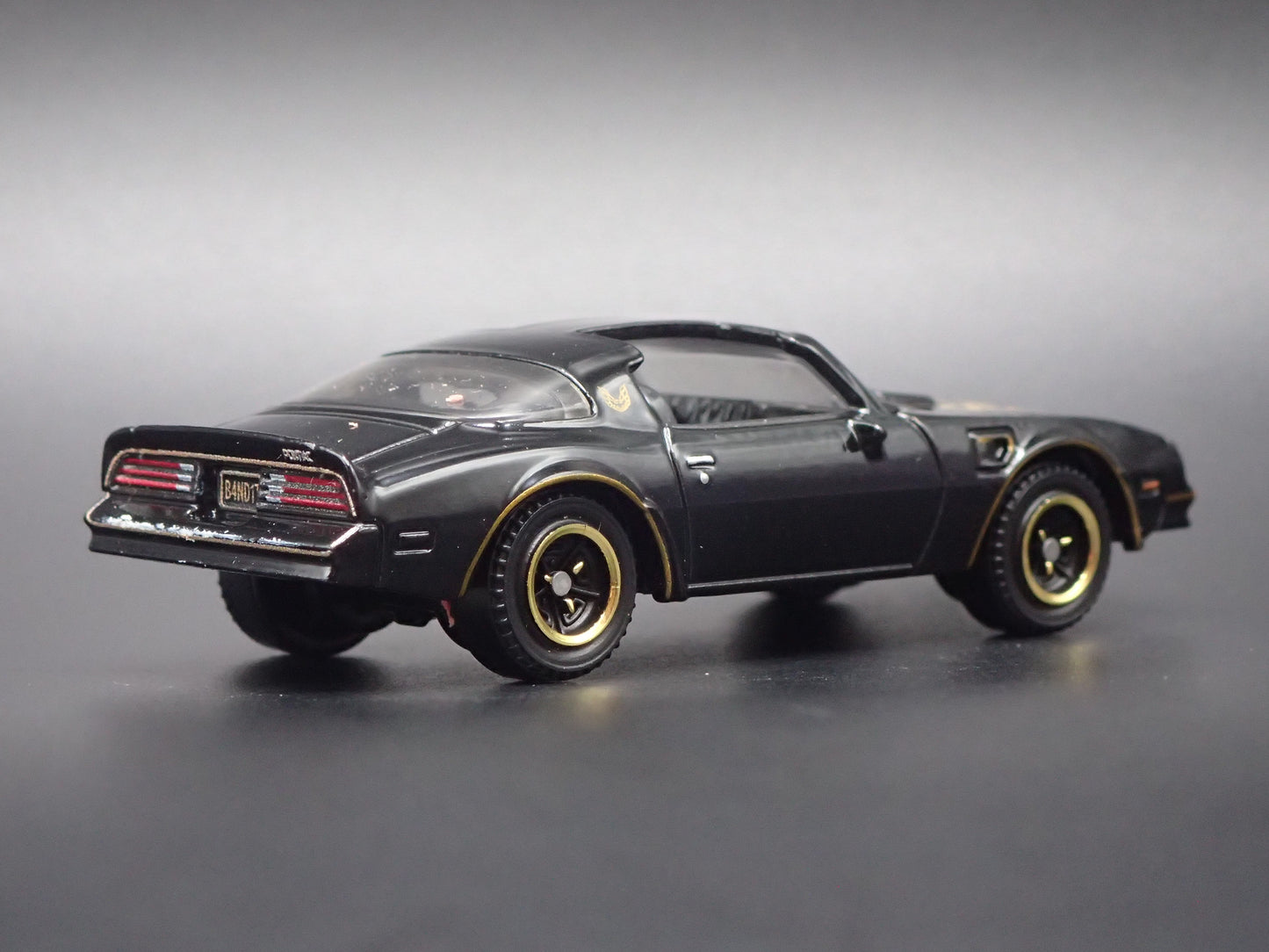 1977 77 PONTIAC FIREBIRD BLACK 1:64 SCALE COLLECTIBLE DIORAMA DIECAST MODEL CAR