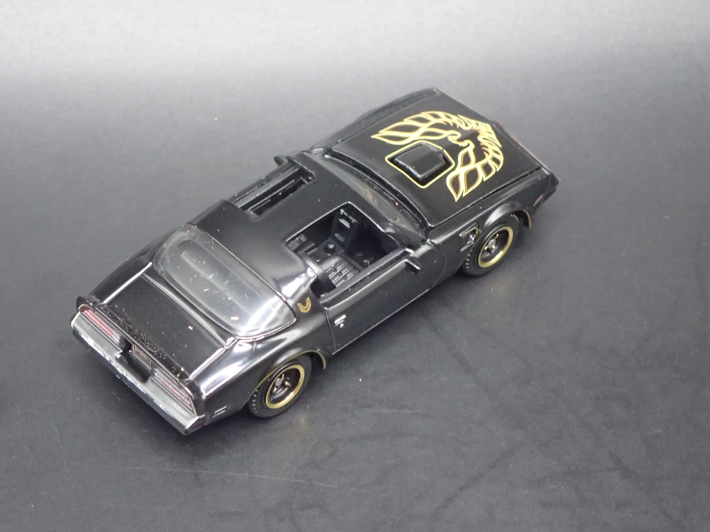 1977 77 PONTIAC FIREBIRD BLACK 1:64 SCALE COLLECTIBLE DIORAMA DIECAST MODEL CAR