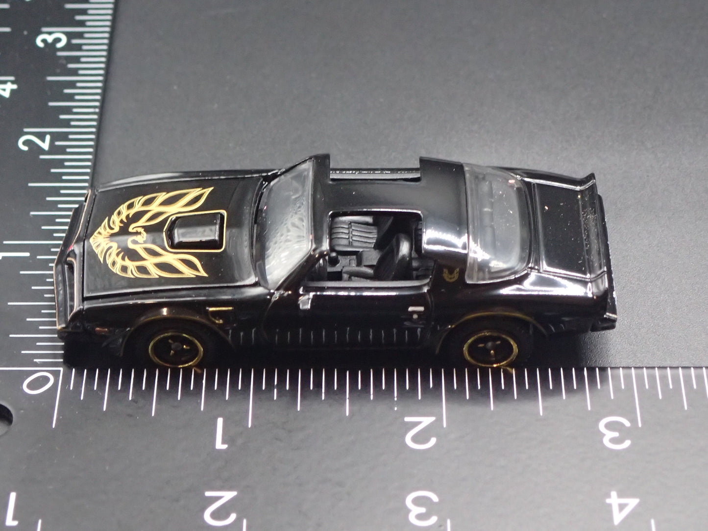 1977 77 PONTIAC FIREBIRD BLACK 1:64 SCALE COLLECTIBLE DIORAMA DIECAST MODEL CAR