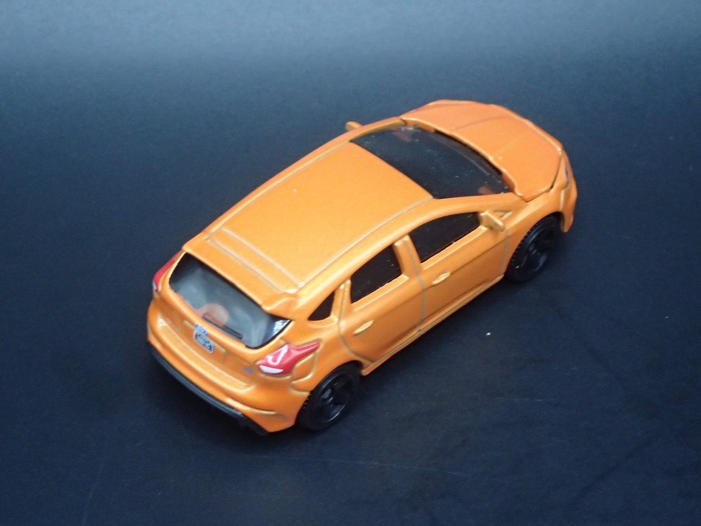 2011-2018 FORD FOCUS RS ORANGE 1:64 SCALE COLLECTIBLE DIORAMA DIECAST MODEL CAR