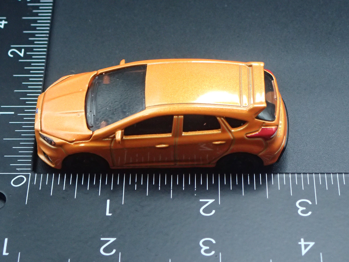 2011-2018 FORD FOCUS RS ORANGE 1:64 SCALE COLLECTIBLE DIORAMA DIECAST MODEL CAR
