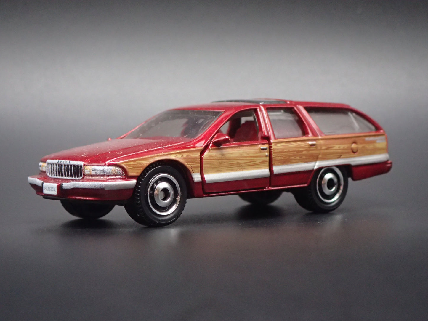 1991-1996 BUICK ROADMASTER ESTATE WAGON 1:64 SCALE DIORAMA DIECAST MODEL CAR
