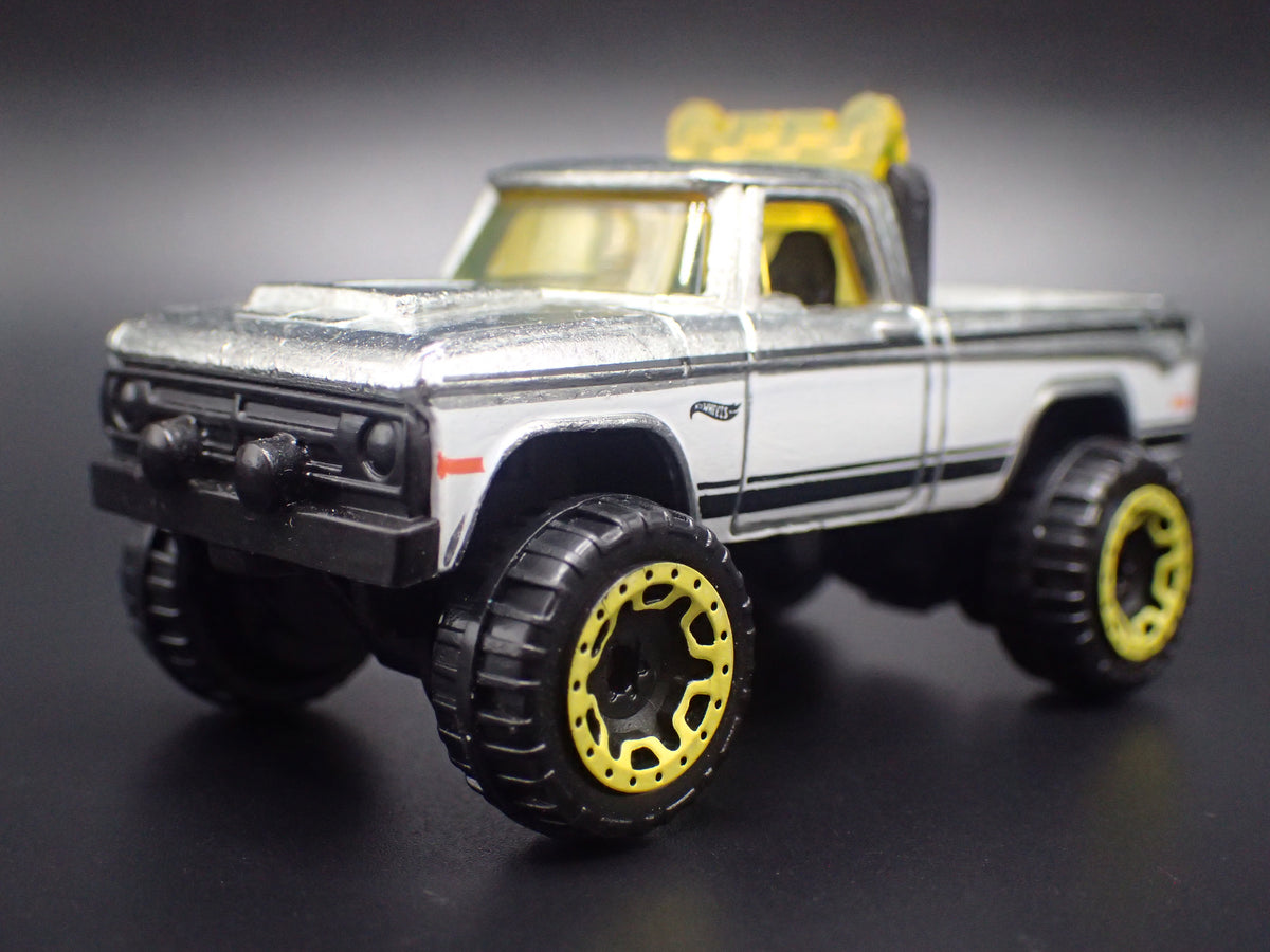 1970 70 DODGE POWER WAGON PICKUP TRUCK SILVER 1:64 SCALE DIORAMA DIECAST MODEL CAR