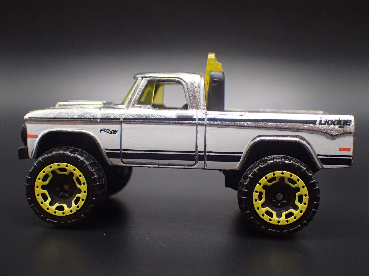 1970 70 DODGE POWER WAGON PICKUP TRUCK SILVER 1:64 SCALE DIORAMA DIECAST MODEL CAR