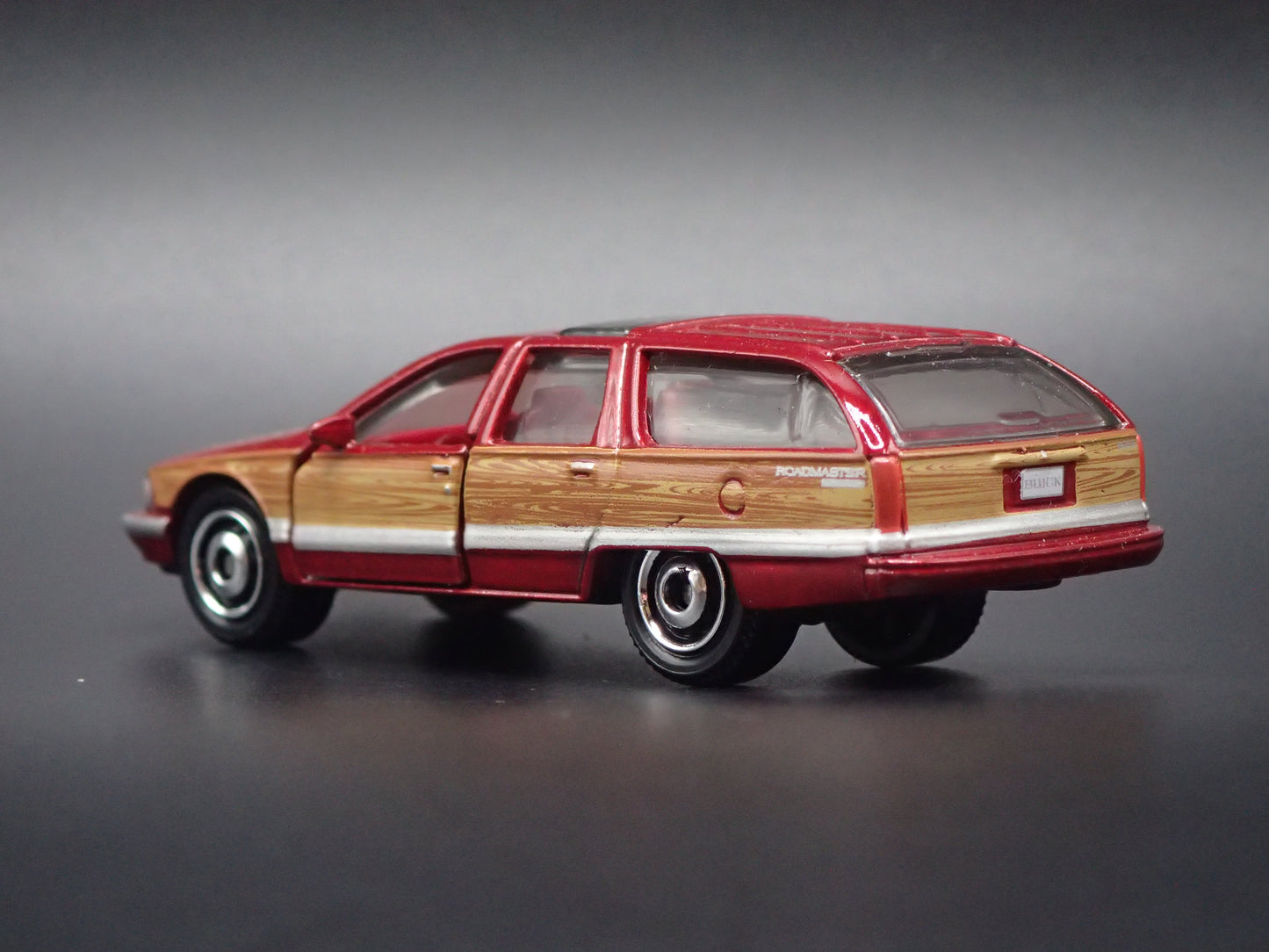 1991-1996 BUICK ROADMASTER ESTATE WAGON 1:64 SCALE DIORAMA DIECAST MODEL CAR