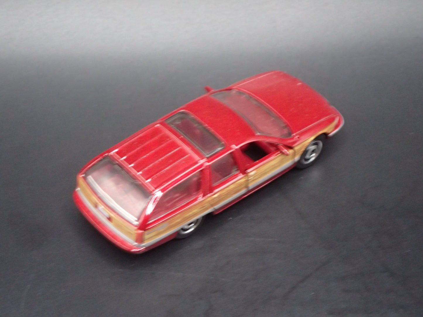 1991-1996 BUICK ROADMASTER ESTATE WAGON 1:64 SCALE DIORAMA DIECAST MODEL CAR