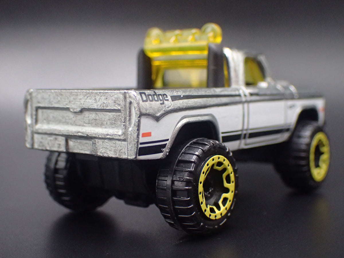 1970 70 DODGE POWER WAGON PICKUP TRUCK SILVER 1:64 SCALE DIORAMA DIECAST MODEL CAR