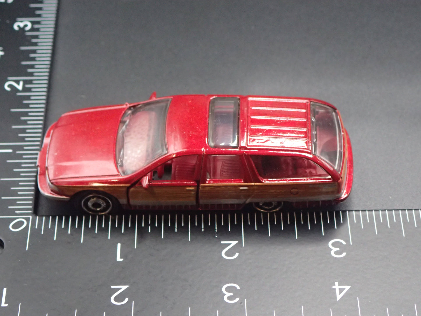1991-1996 BUICK ROADMASTER ESTATE WAGON 1:64 SCALE DIORAMA DIECAST MODEL CAR