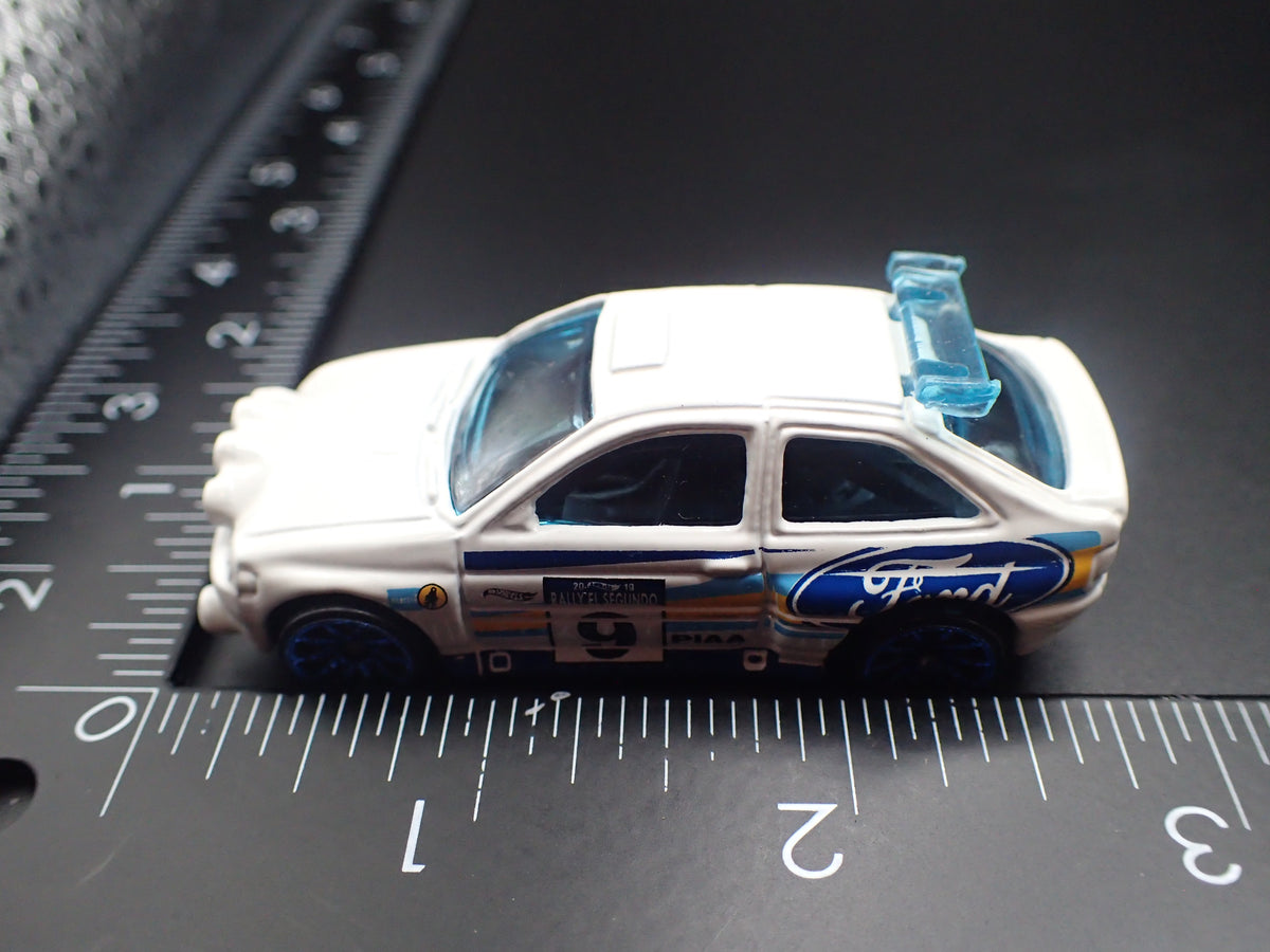 FORD ESCORT RALLY RACING WHITE 1:64 SCALE COLLECTIBLE DIECAST MODEL CAR