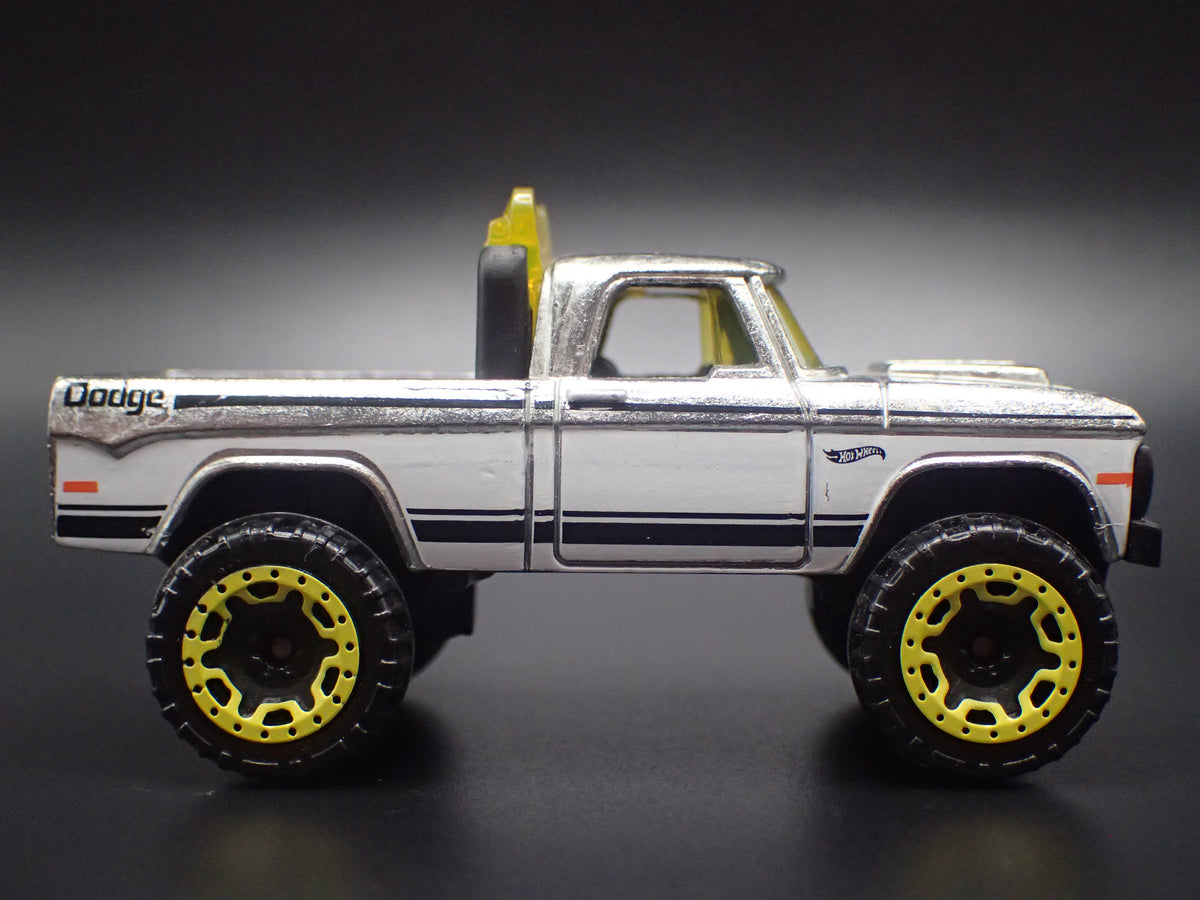 1970 70 DODGE POWER WAGON PICKUP TRUCK SILVER 1:64 SCALE DIORAMA DIECAST MODEL CAR