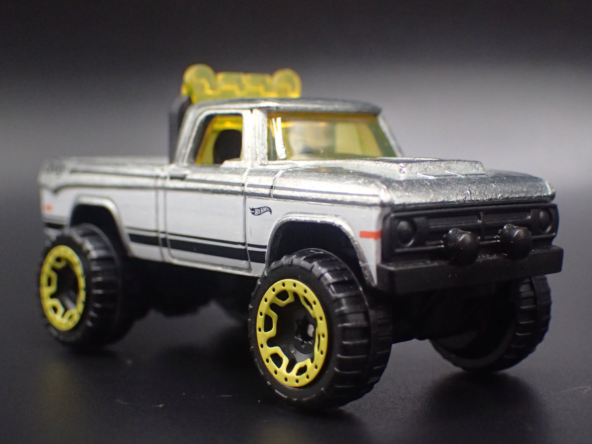 1970 70 DODGE POWER WAGON PICKUP TRUCK SILVER 1:64 SCALE DIORAMA DIECAST MODEL CAR