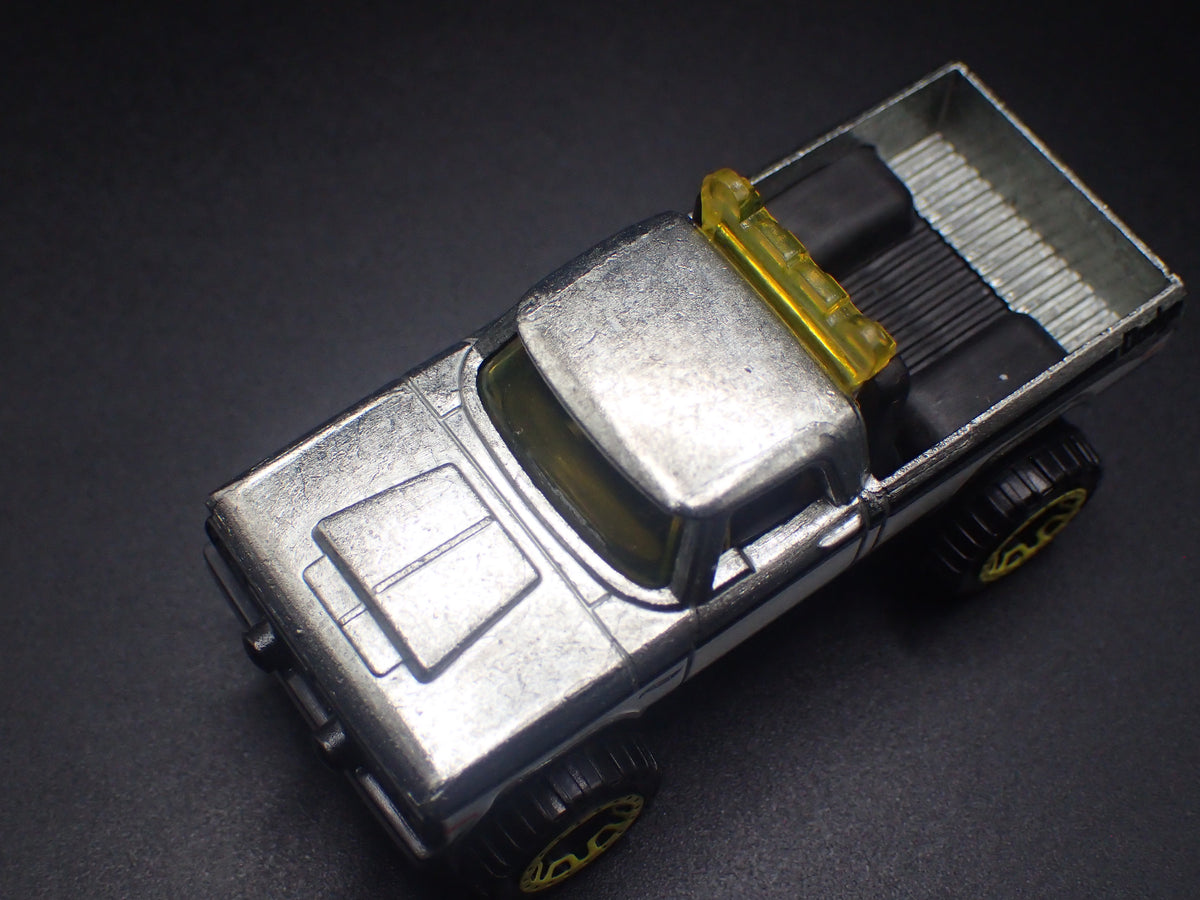 1970 70 DODGE POWER WAGON PICKUP TRUCK SILVER 1:64 SCALE DIORAMA DIECAST MODEL CAR