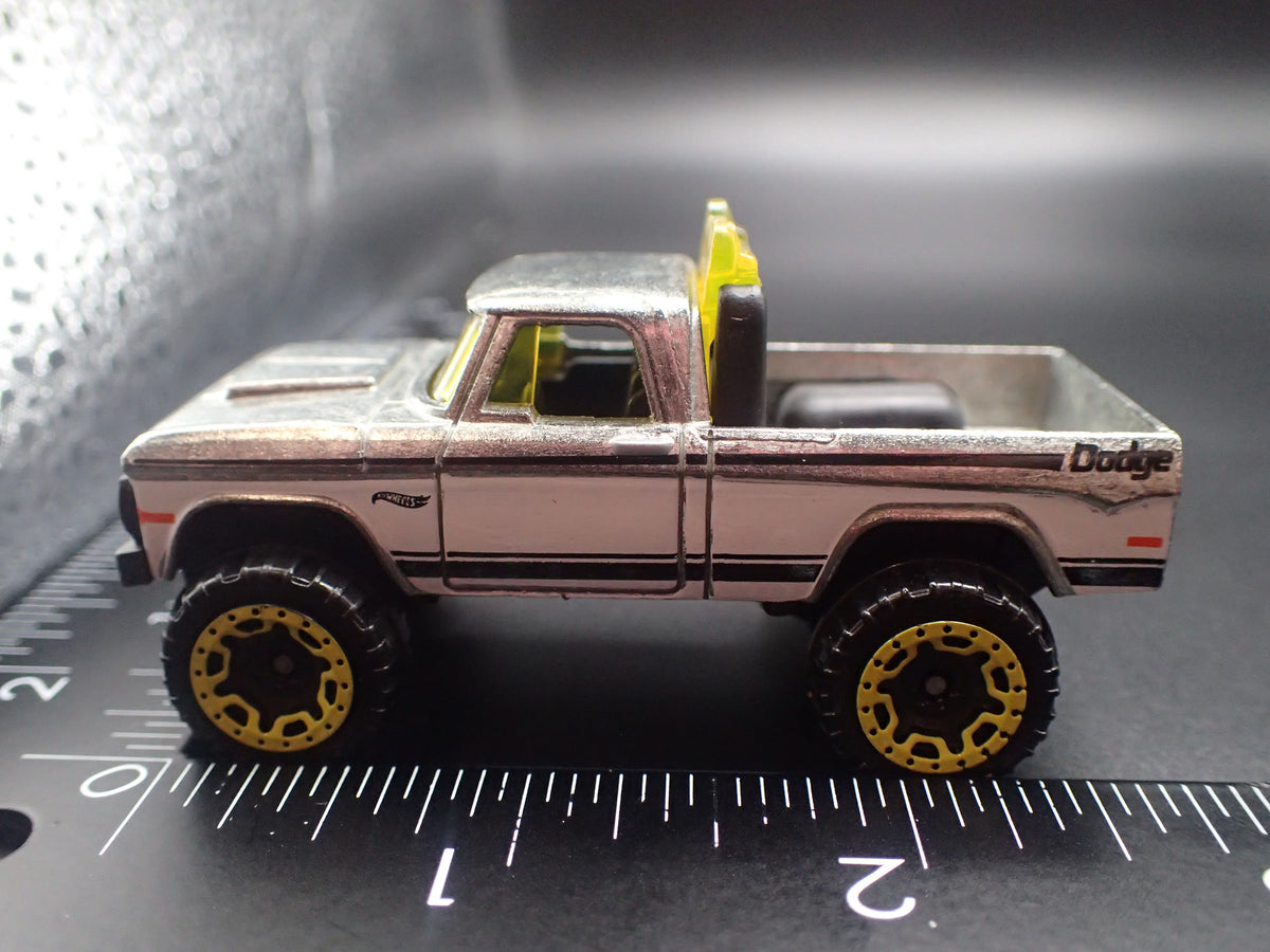 1970 70 DODGE POWER WAGON PICKUP TRUCK SILVER 1:64 SCALE DIORAMA DIECAST MODEL CAR