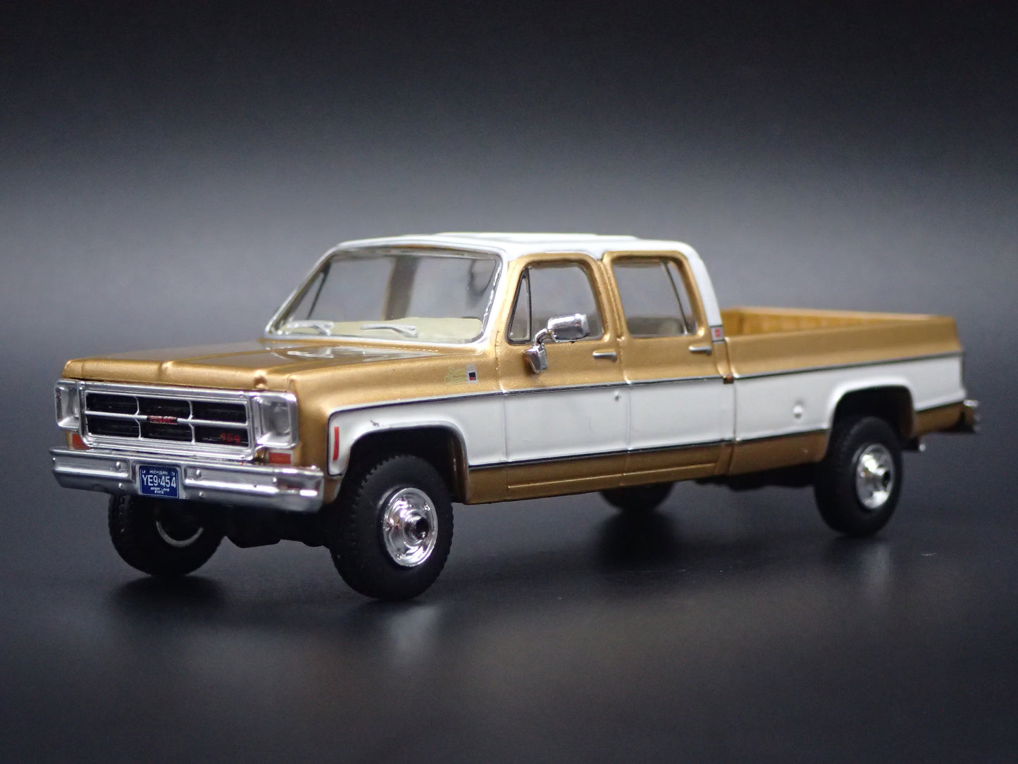 1975 75 GMC SIERRA CLASSIC K2500 TRUCK SQUAREBODY 1/64 SCALE DIECAST MODEL CAR