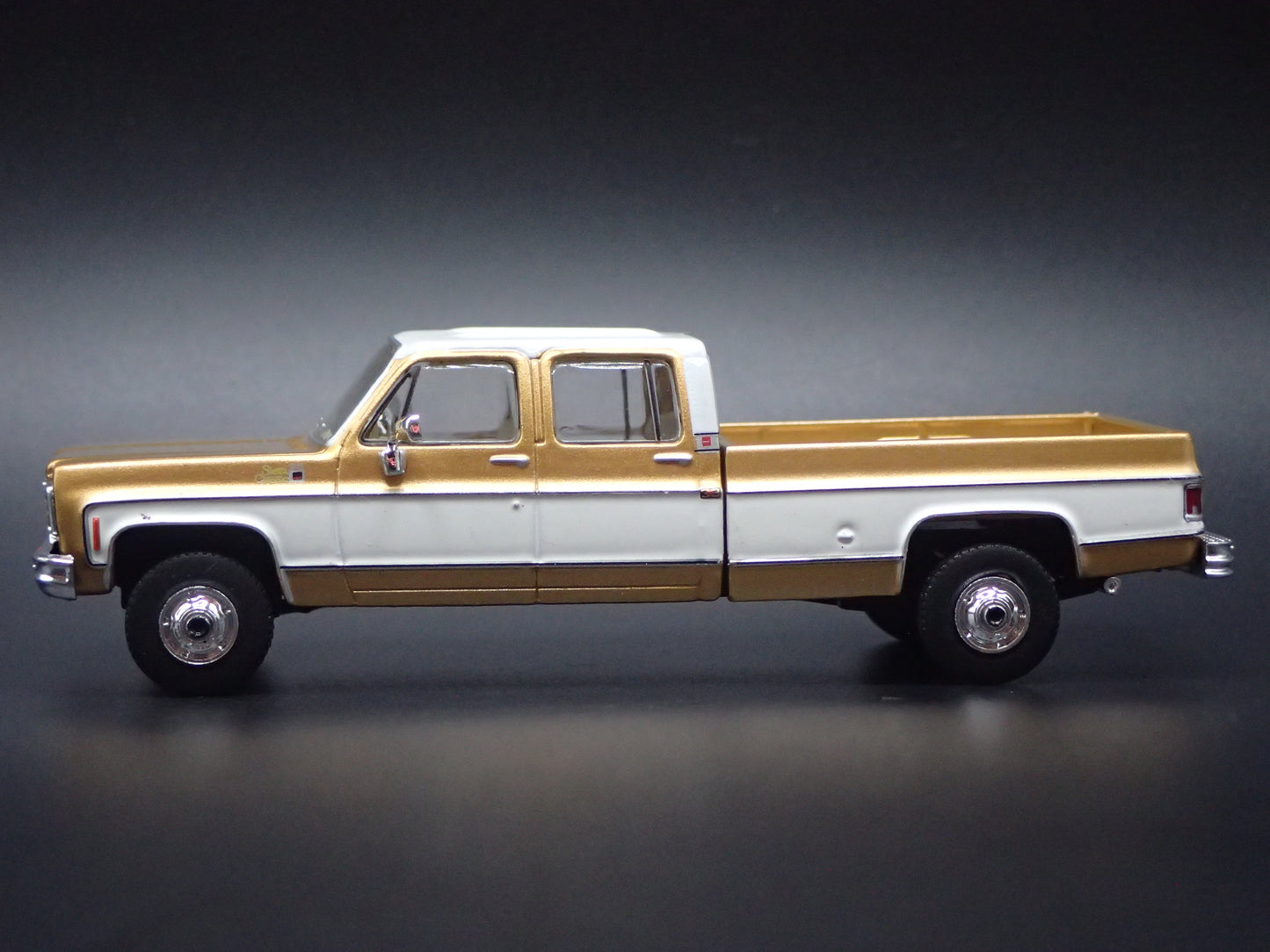 1975 75 GMC SIERRA CLASSIC K2500 TRUCK SQUAREBODY 1/64 SCALE DIECAST MODEL CAR