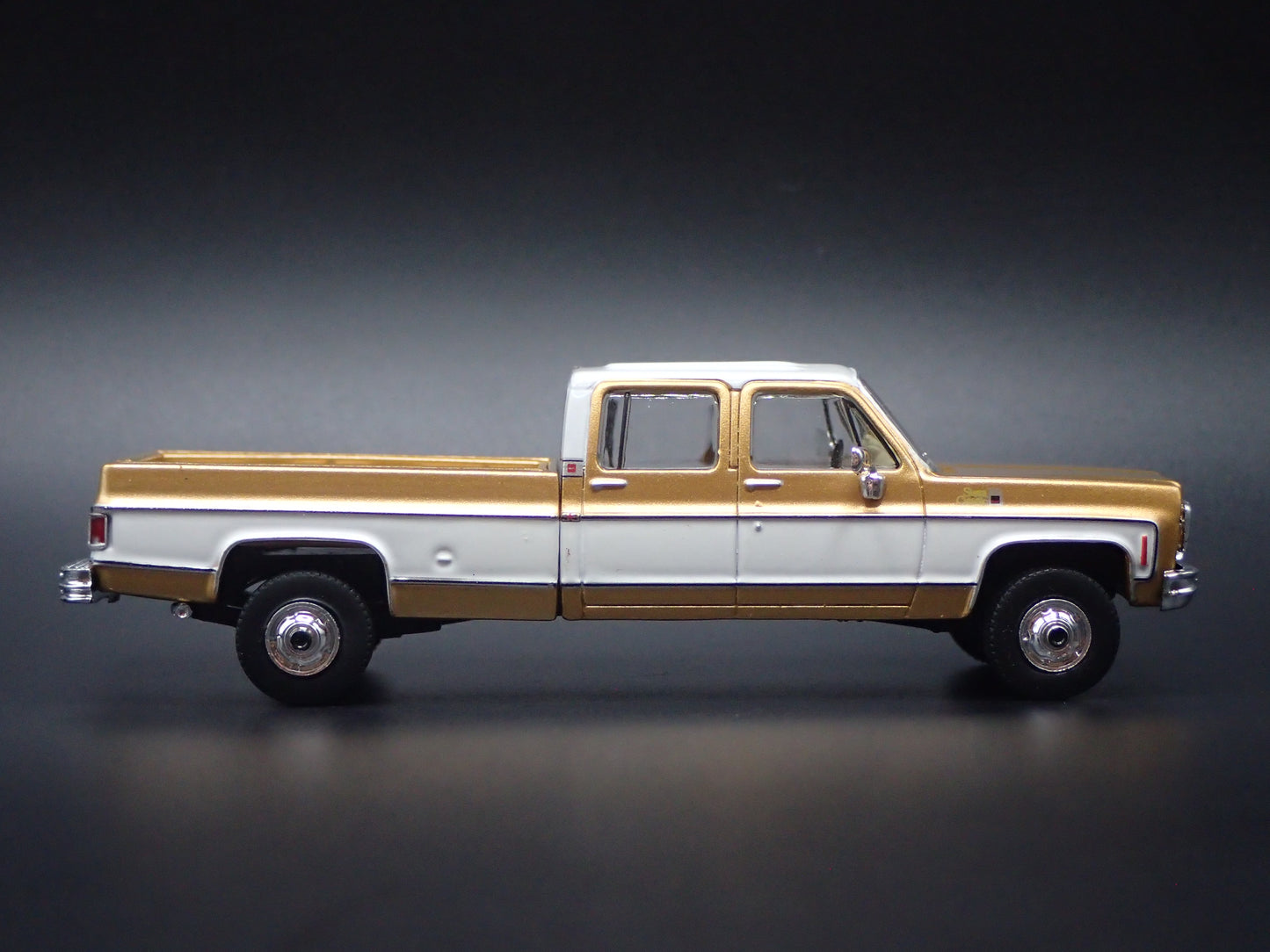 1975 75 GMC SIERRA CLASSIC K2500 TRUCK SQUAREBODY 1/64 SCALE DIECAST MODEL CAR