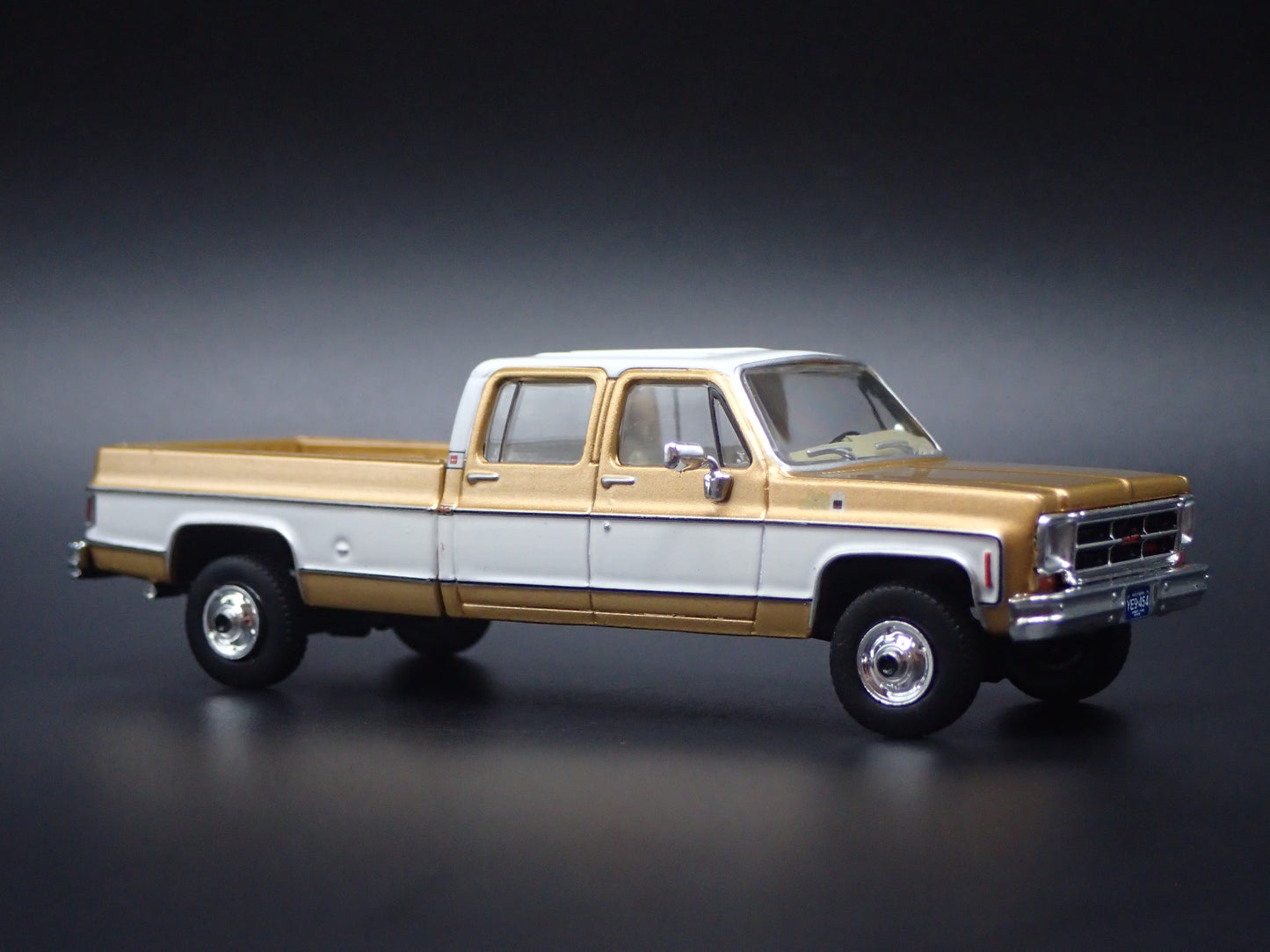 1975 75 GMC SIERRA CLASSIC K2500 TRUCK SQUAREBODY 1/64 SCALE DIECAST MODEL CAR