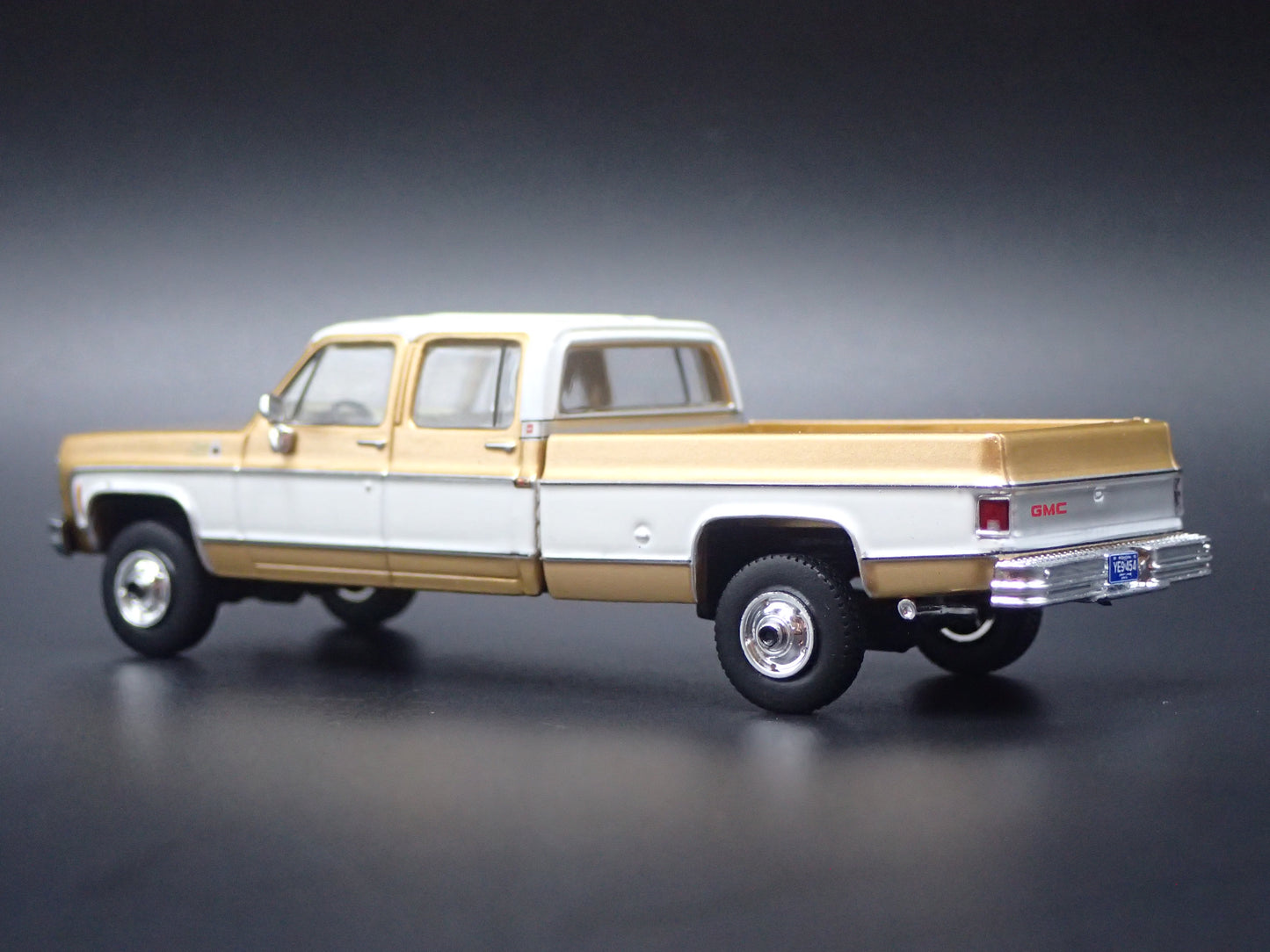 1975 75 GMC SIERRA CLASSIC K2500 TRUCK SQUAREBODY 1/64 SCALE DIECAST MODEL CAR