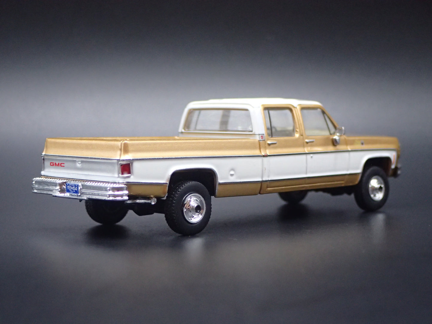 1975 75 GMC SIERRA CLASSIC K2500 TRUCK SQUAREBODY 1/64 SCALE DIECAST MODEL CAR