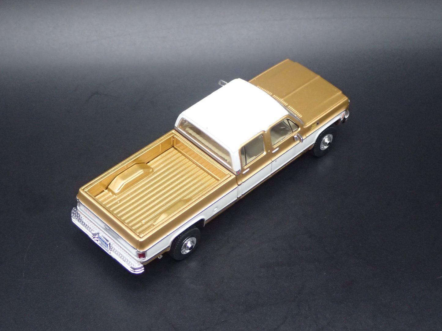 1975 75 GMC SIERRA CLASSIC K2500 TRUCK SQUAREBODY 1/64 SCALE DIECAST MODEL CAR