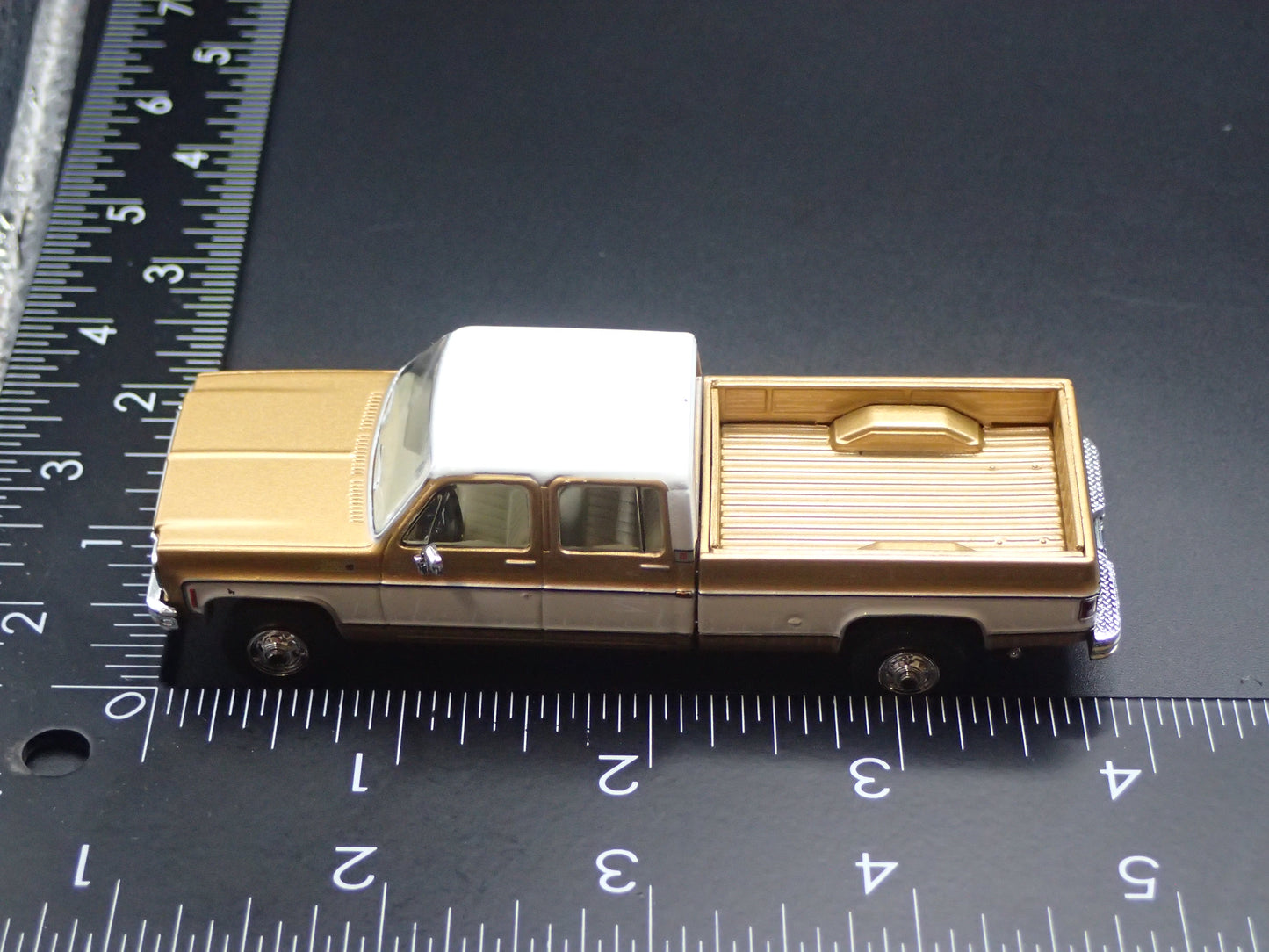 1975 75 GMC SIERRA CLASSIC K2500 TRUCK SQUAREBODY 1/64 SCALE DIECAST MODEL CAR