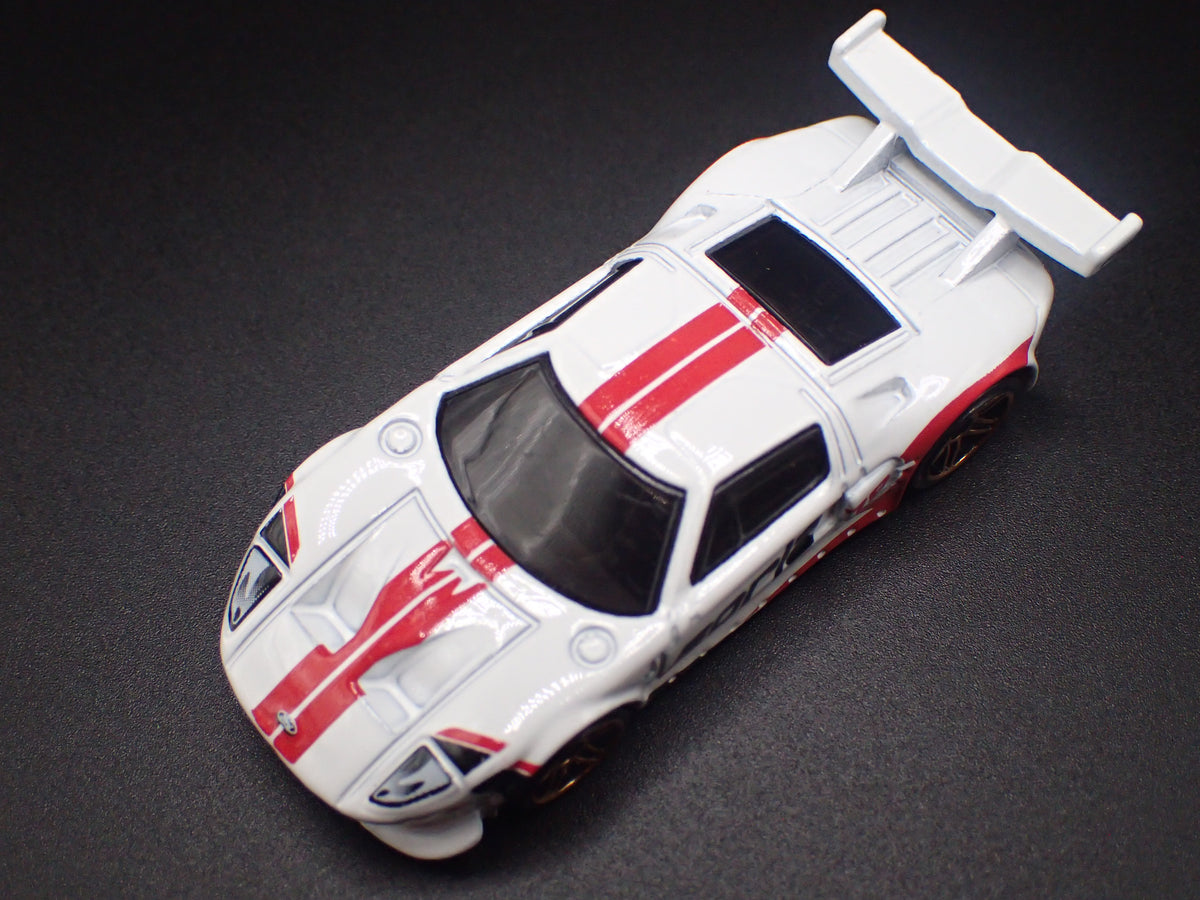 2005-2006 FORD GT LM BORLA 1:64 SCALE COLLECTIBLE DIORAMA DIECAST MODEL CAR