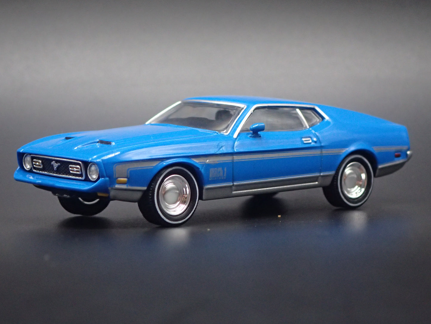1971 71 FORD MUSTANG MACH 1 FASTBACK BLUE 1:64 SCALE DIORAMA DIECAST MODEL CAR