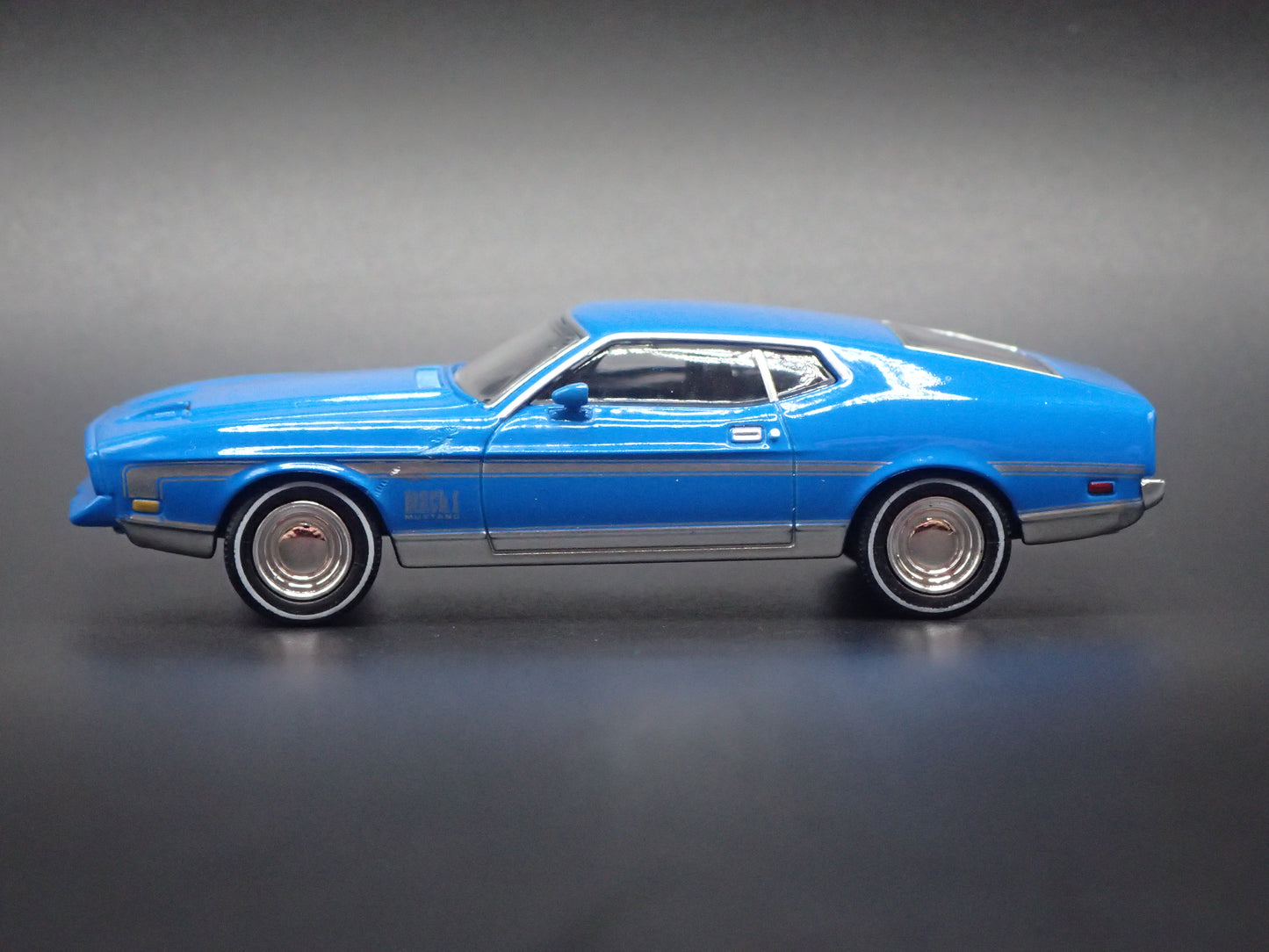 1971 71 FORD MUSTANG MACH 1 FASTBACK BLUE 1:64 SCALE DIORAMA DIECAST MODEL CAR