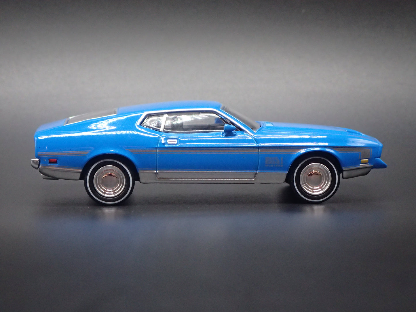 1971 71 FORD MUSTANG MACH 1 FASTBACK BLUE 1:64 SCALE DIORAMA DIECAST MODEL CAR