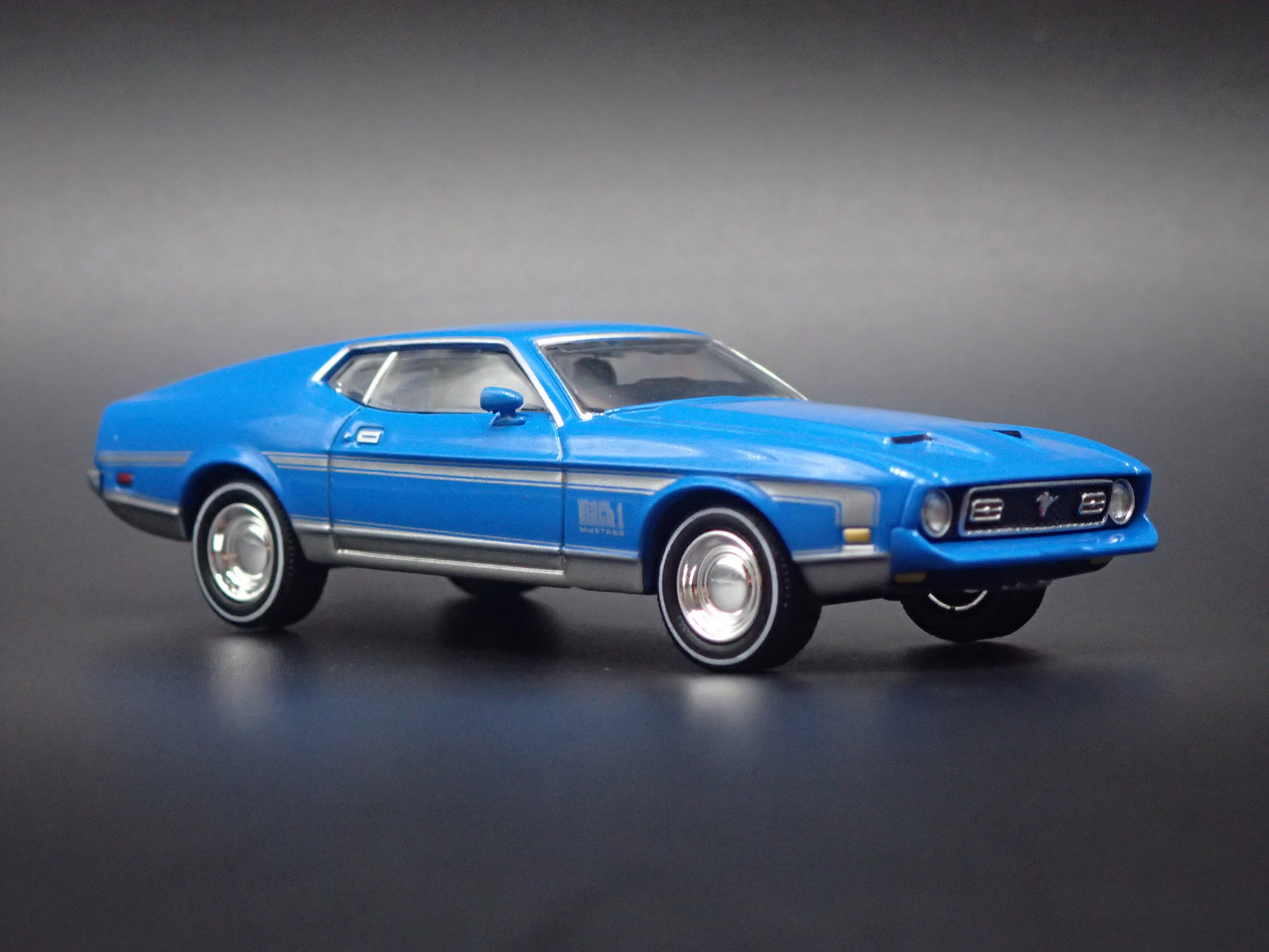 1971 71 FORD MUSTANG MACH 1 FASTBACK BLUE 1:64 SCALE DIORAMA DIECAST MODEL CAR